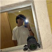 Ragazzo universitario impartisce lezioni di storia a ragazzi di età comprese dalle scuole elementari fino alla 1/2 media